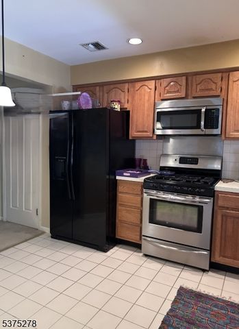 70 Boulder Run Rd, Paterson City, NJ 07501