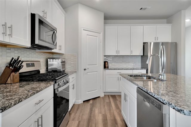 1817 Berry Ridge Trail, Aubrey, TX 76227