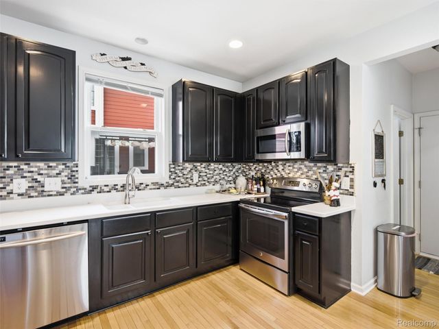 43137 Emerson Way, Novi, MI 48377
