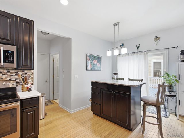 43137 Emerson Way, Novi, MI 48377