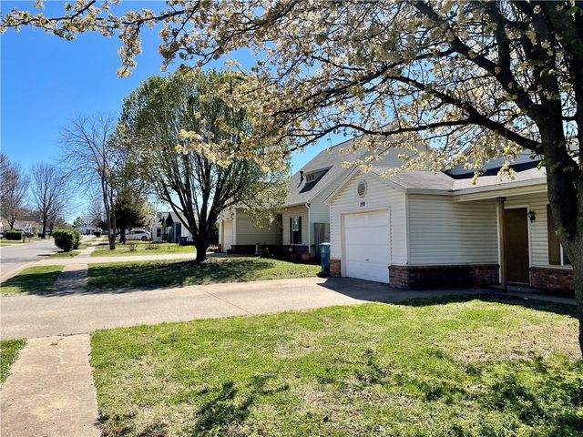 210 Parkcrest Drive, Bentonville, AR 72712