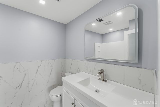 709 Sunshine Court, Sayreville, NJ 08859