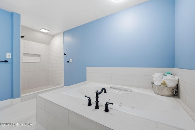 12204 E Osage Rd, Louisville, KY 40223