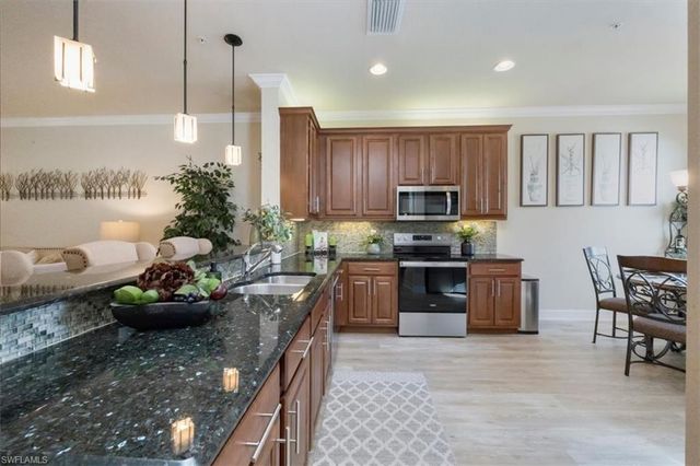 6502 Monterey PT # 202, Naples, FL 34105