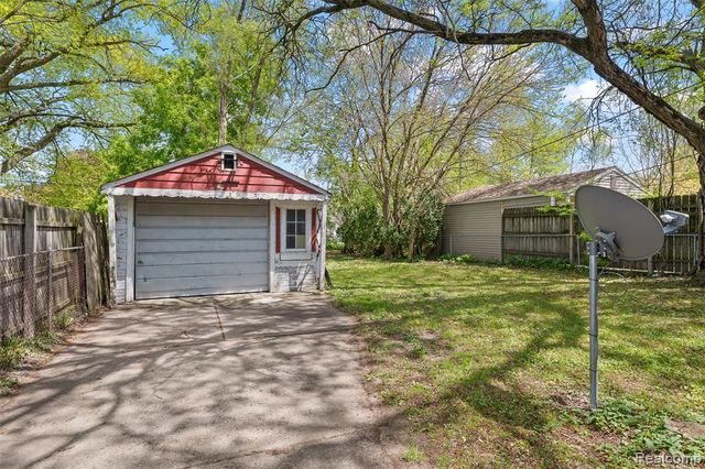 7490 Lamphere, Redford, MI 48239