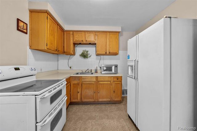 7490 Lamphere, Redford, MI 48239