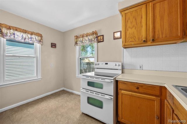 7490 Lamphere, Redford, MI 48239
