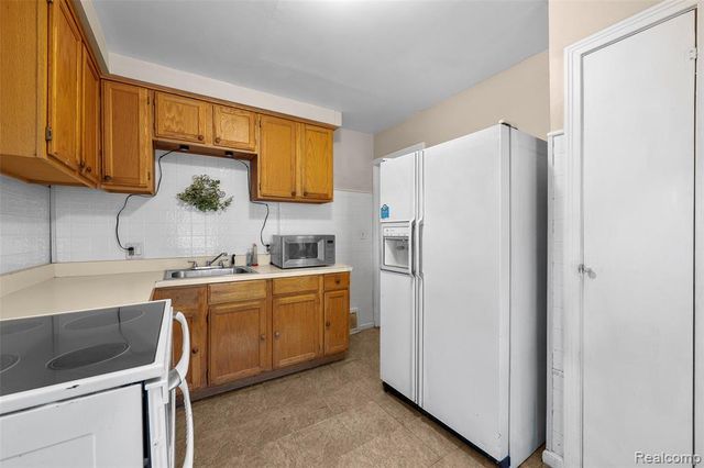 7490 Lamphere, Redford, MI 48239