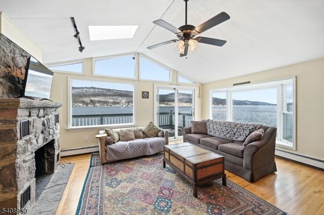 8 Wendy Way, Greenwood Lake, NY 10925