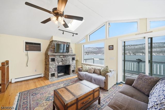 8 Wendy Way, Greenwood Lake, NY 10925