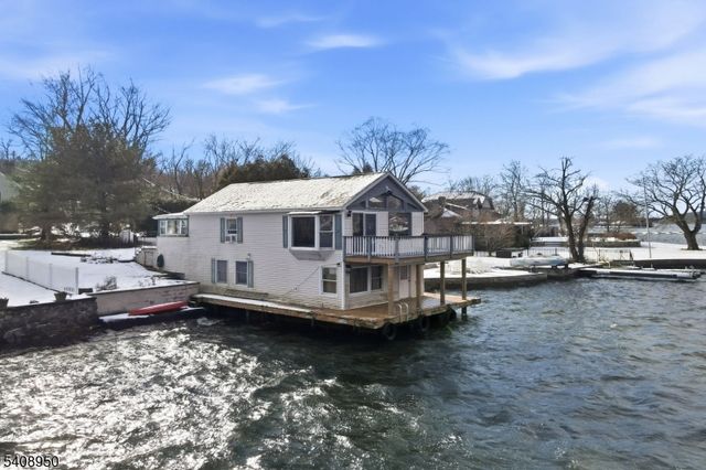 8 Wendy Way, Greenwood Lake, NY 10925