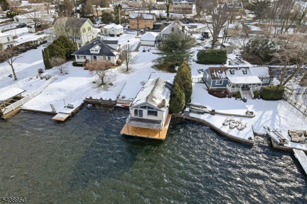 8 Wendy Way, Greenwood Lake, NY 10925