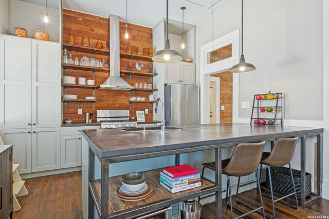 904 N PINE ST, San Antonio, TX 78202