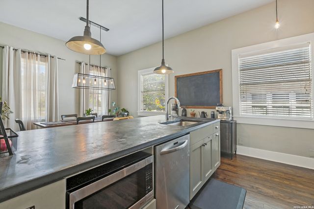 904 N PINE ST, San Antonio, TX 78202
