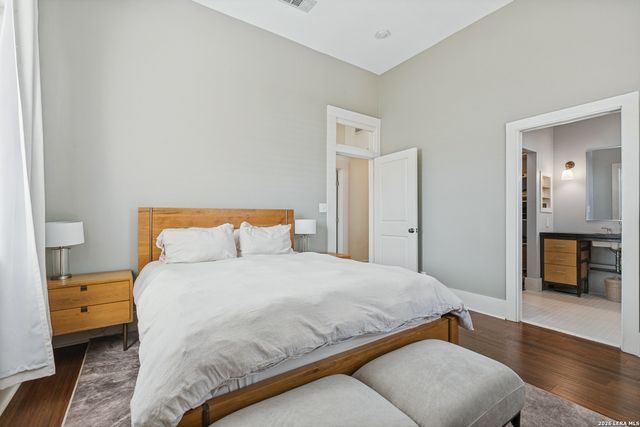 904 N PINE ST, San Antonio, TX 78202