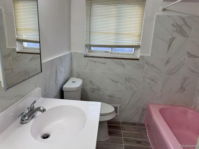 7140 Iowa Street, Detroit, MI 48212