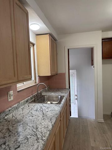 7140 Iowa Street, Detroit, MI 48212