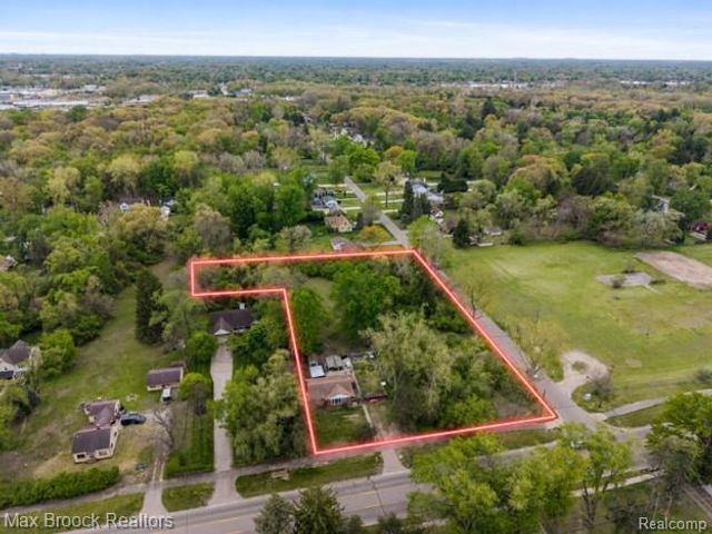 24811 W 9 Mile Road, Southfield, MI 48033