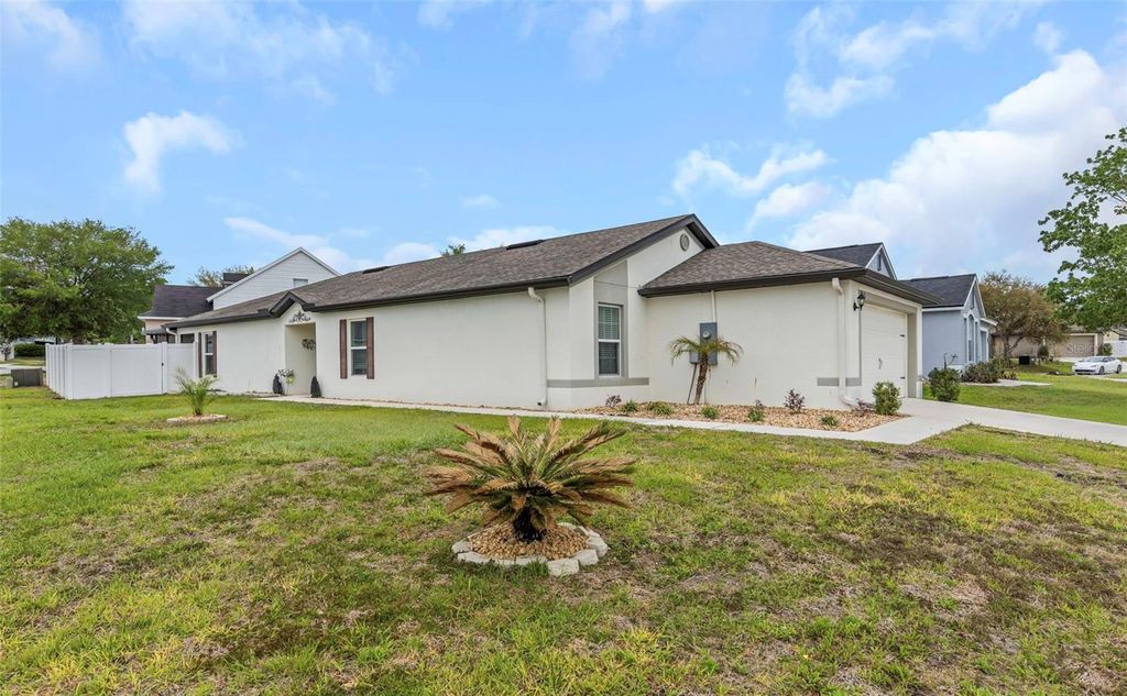 Image 5 of property listing at 8635 PINETOP RIDGE LANE, Brooksville, FL 34613