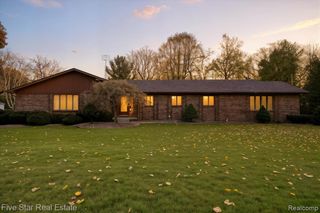 1194 Woodkrest Drive, Flint, MI 48532