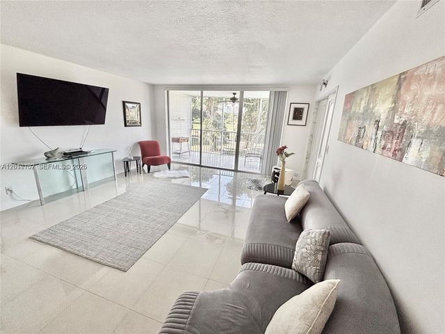 3051 S Palm Aire Dr 201, Pompano Beach, FL 33069