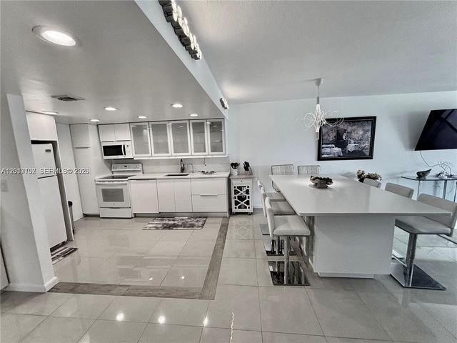 3051 S Palm Aire Dr 201, Pompano Beach, FL 33069