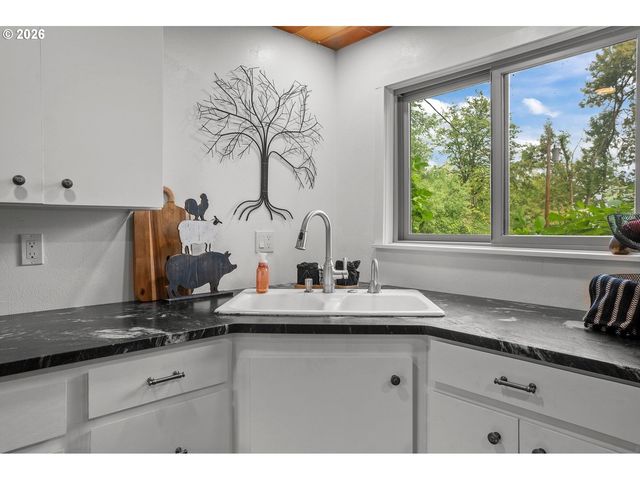 28430 KINGSBURY Rd, Lebanon, OR 97355