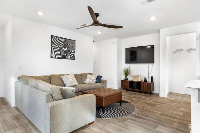 9619 Redwood River Lane, Shafter, CA 93263