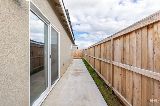 9619 Redwood River Lane, Shafter, CA 93263