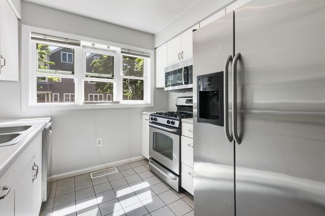8 Locust Ln 4, Watertown, MA 02472