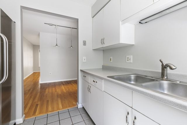 8 Locust Ln 4, Watertown, MA 02472