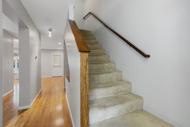 8 Locust Ln 4, Watertown, MA 02472