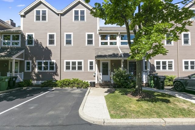 8 Locust Ln 4, Watertown, MA 02472