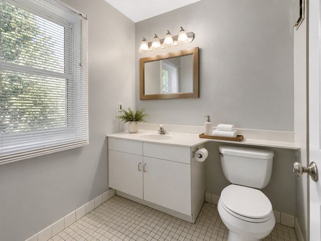 8 Locust Ln 4, Watertown, MA 02472