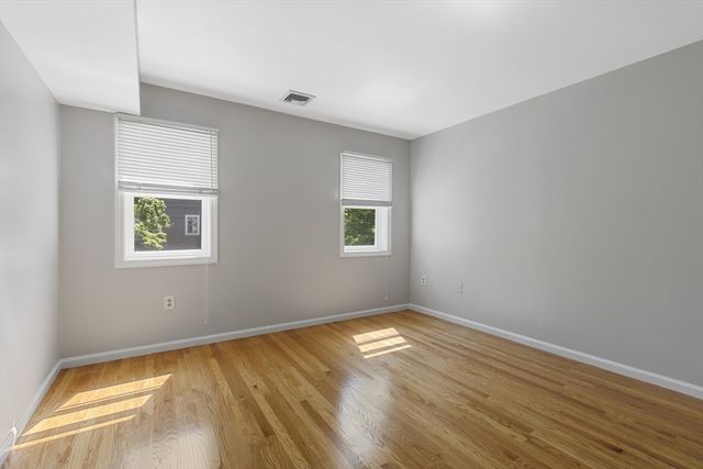 8 Locust Ln 4, Watertown, MA 02472
