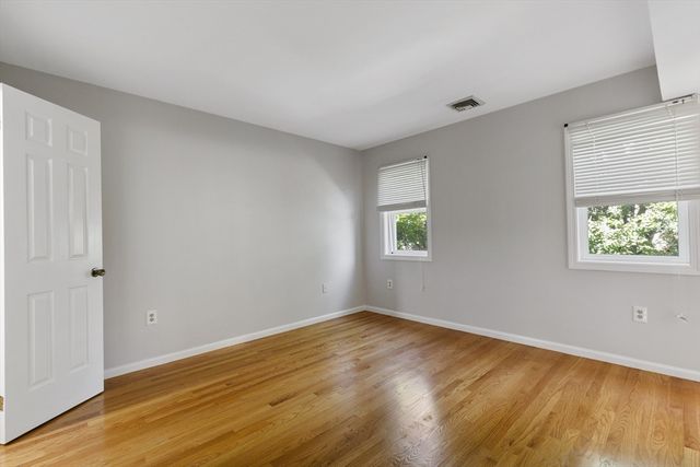 8 Locust Ln 4, Watertown, MA 02472