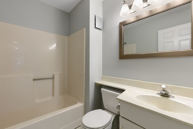 8 Locust Ln 4, Watertown, MA 02472