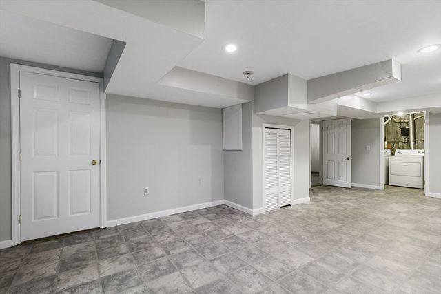 8 Locust Ln 4, Watertown, MA 02472