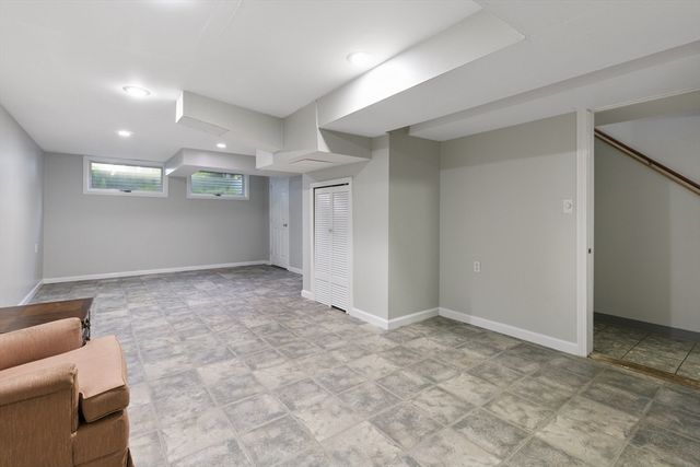 8 Locust Ln 4, Watertown, MA 02472