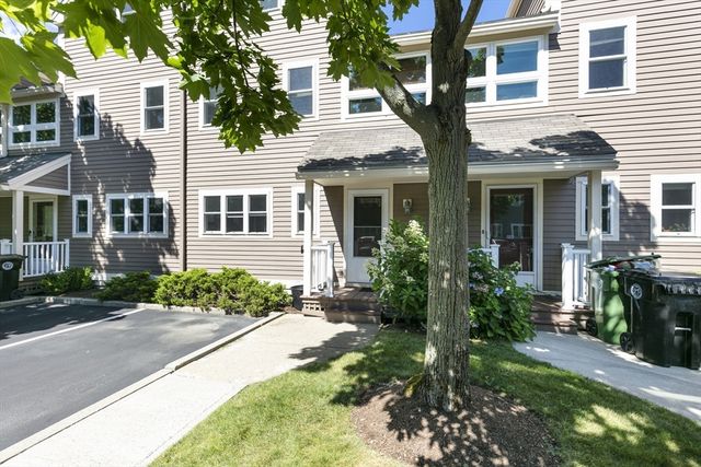 8 Locust Ln 4, Watertown, MA 02472