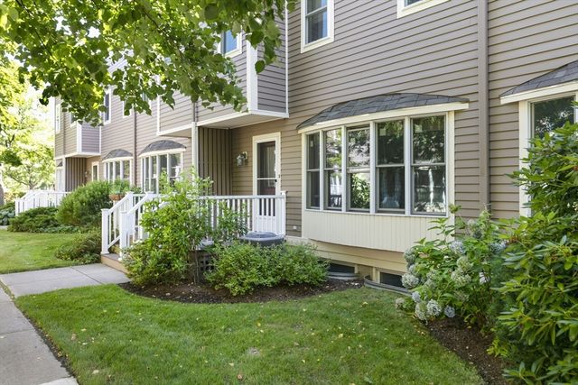8 Locust Ln 4, Watertown, MA 02472