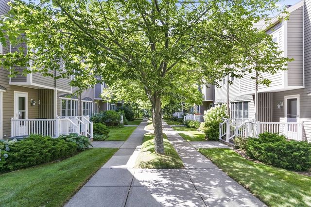 8 Locust Ln 4, Watertown, MA 02472