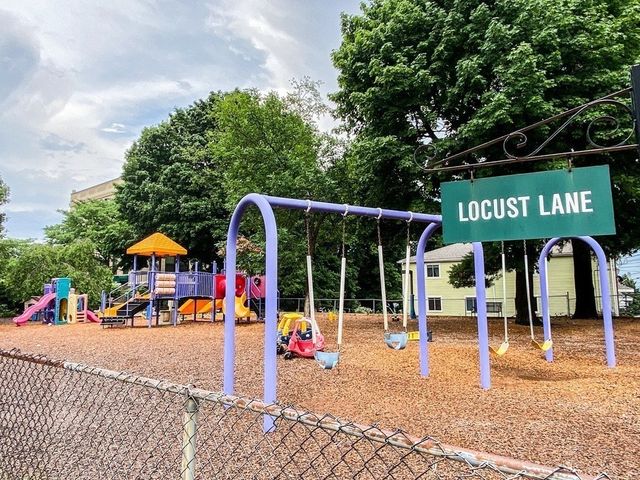 8 Locust Ln 4, Watertown, MA 02472