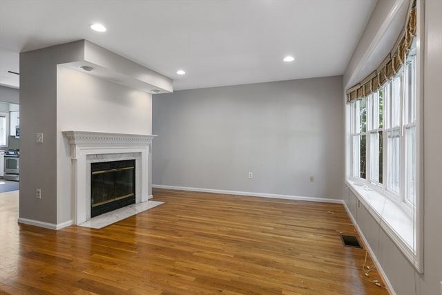 8 Locust Ln 4, Watertown, MA 02472