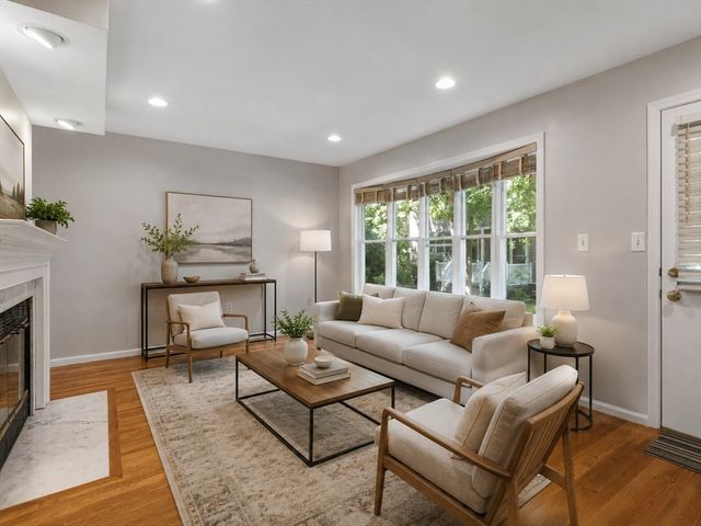 8 Locust Ln 4, Watertown, MA 02472