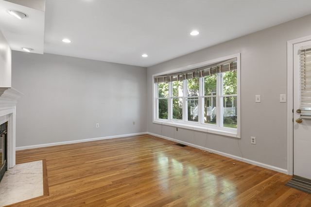 8 Locust Ln 4, Watertown, MA 02472