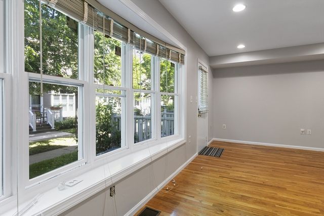 8 Locust Ln 4, Watertown, MA 02472