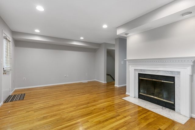 8 Locust Ln 4, Watertown, MA 02472