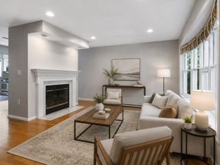 8 Locust Ln 4, Watertown, MA 02472