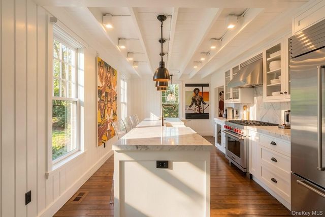 91 E Tiana Road, Hampton Bays, NY 11946